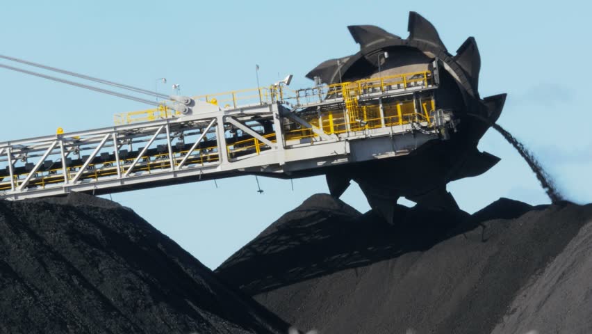 ROCKPORT, INDIANA - MAY 21, 1999: Zoom Out From Coal Piles To Show Coal ...